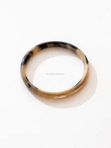 Brazaletes de cuerno de calidad superior pulidos anchos, joyería natural hecha a mano para moda elegante, regalos y uso diario - Product Image 2