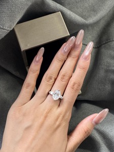 แหวนเพชรทรงรี 3.8 กะรัต เพชรเลี้ยงในห้องปฏิบัติการ ทองคำขาว 14K แหวนหมั้นสามเม็ด สี E ความสะอาด VVS2 พร้อมเพชรทรงบาแกตต์ - Product Image 6