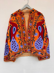 Chaqueta de Terciopelo Peacock Suzani al por Mayor, Chaqueta de Invierno Bordada a Mano con Flores para Mujer, Regalo para Ella - Product Image 1