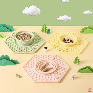 Tapis à lécher en silicone 2-en-1 avec gamelle pliable à alimentation lente et base antidérapante pour chiens et chats - Product Image 3