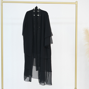 Chemise décontractée noire à manches longues unie pour femme grande taille, coupe ample, longueur intégrale, en polyester satiné, avec décolleté en V et détail ouvert sur le devant, idéale pour l'été - Product Image 1