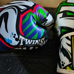Guantes de Boxeo Twins Último Modelo, Totalmente Estampados, Profesionales de Muay Thai, Cuero Genuino de Vaca, Protección para Muñeca, con Cordones - Product Image 5