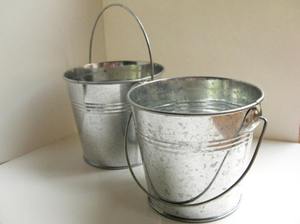 Cubo de Hierro Resistente para Jardinería, Limpieza y Almacenamiento - Product Image 1