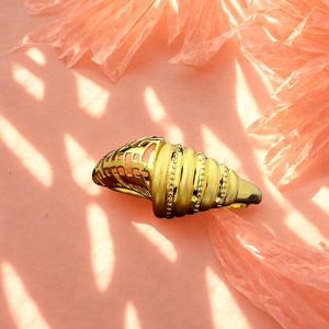 Bague en or texturée en spirale unique |   Coquillage avec découpes pour femmes |   Or jaune élégant de 2,810 grammes - Product Image 4
