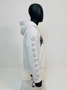 Sudadera con capucha blanca con cremallera y tachuelas, logo gótico en el pecho, manga con tachuelas de estrella, ropa urbana premium OEM/ODM - Product Image 3