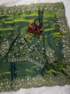Sari de seda espacial suave de dos tonos con hermoso diseño de lentejuelas y bordado Zari, con blusa de seda espacial completamente cosida. - Product Image 5