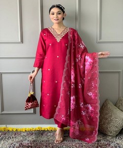 Ensemble Kurta en soie pour femmes, longueur cheville, broderie florale, dupatta, vêtements ethniques traditionnels Inde Pakistan 85900 SAHAJANAND- SI:-376 - Product Image 1