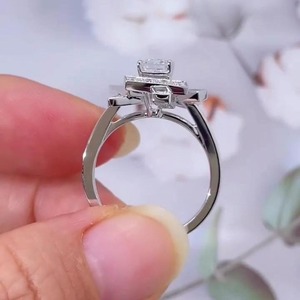 แหวนแต่งงานเพชรทรงเหลี่ยมมรกต ดีไซน์พรีเมียม ทองคำขาว 14K สำหรับผู้หญิง / รับรองโดย IGI ความใส VVS+ - Product Image 5
