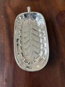 Plat de service en métal finition argentée, idéal pour la présentation de fruits, utilisé comme pièce décorative pour la décoration intérieure, provenant d'Inde. - Product Image 3
