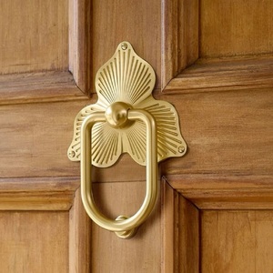 Sonnette de porte Radiant Sunburst en or poli avec plaque arrière à motif éventail et anneau ovale pour portes d'entrée classiques - Product Image 1