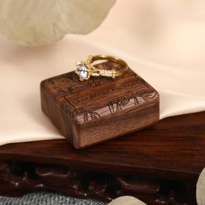 Boîte à alliances en bois de noyer personnalisable, porte-alliances pour cérémonie de mariage, cadeau pour anniversaires et anniversaires de mariage - Product Image 4
