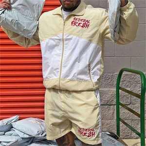 Ensemble de survêtement et short blanc crème pour homme Federal Fresh avec logo brodé, tenue décontractée en polyester satiné - Product Image 1