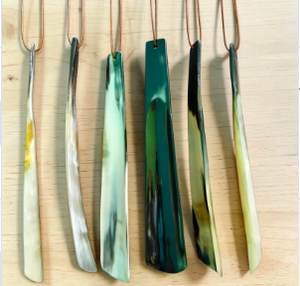 Chausse-pied artisanal en corne de bœuf et de taureau, 31 cm, design plat, avec boucle en cuir marron, au meilleur prix - Product Image 2