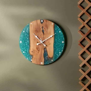 Horloge de bureau artisanale en bois de burl avec résine époxy nacrée, petite horloge silencieuse de table avec base en bois pour cadeau de bureau de luxe - Product Image 5