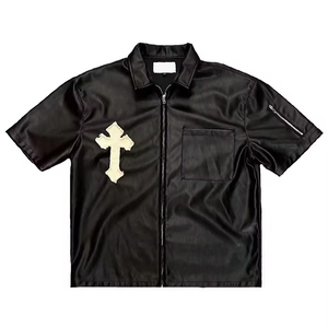 เสื้อแจ็คเก็ตหนัง PU คุณภาพสูงสำหรับผู้ชาย ระบายอากาศได้ดี มีซิป ไซส์ใหญ่ ปักลายที่อก แขนสั้น มีกระเป๋าเสื้อ  สไตล์ลำลอง - Product Image 2