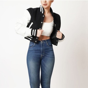 Veste courte en tissu respirant écologique, personnalisée, noire unie, avec boutons, style varsity, avec poches, pour femmes, vestes courtes de style letterman - Product Image 1