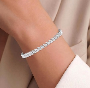 Élégant bracelet tennis en or rose 9 carats avec diamants taille poire à facettes coupées, sertis à griffes inclinées, 12,77 ctw - Product Image 3