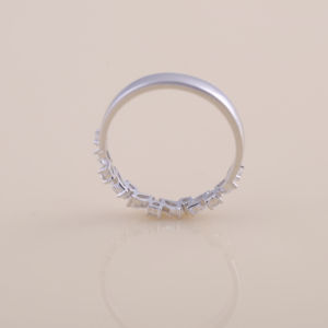 แหวนครึ่งวงกลมประดับเพชรทรงมาร์คีส์และทรงกลม 0.47 กะรัต เพาะเลี้ยงในห้องปฏิบัติการ |   แหวนแต่งงานทองคำขาวผสมทองคำขาว 9K - Product Image 4