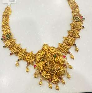 Collar de Joyería Antigua con Colgante de la Diosa Lakshmi, Motivos de Pavo Real y Detalles de Rubí y Esmeralda, para Uso Tradicional - Product Image 2