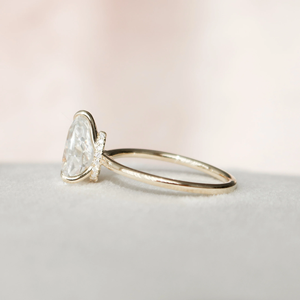 แหวนเพชรทรงลูกแพร์ดีไซน์พรีเมียมสำหรับผู้หญิง ทอง 14k คลาสสิก ได้รับการรับรองจาก IGI เพชรเพาะเลี้ยงในห้องปฏิบัติการ - Product Image 2