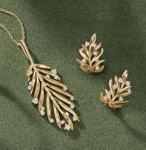 Pendientes de aro con bisagras y diseño de racimo de hojas botánicas con diamantes - Product Image 3