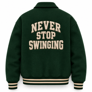 Chaqueta Varsity Verde para Hombre, Bordada con 'Never Stop Swinging', Estilo Preppy, Corte Regular, para Otoño - Product Image 2