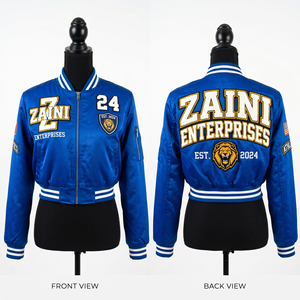 เสื้อแจ็คเก็ตครอปท็อปทรงบอมเบอร์ผ้าซาตินโพลีเอสเตอร์พรีเมียม 280 GSM สีน้ำเงินรอยัล แต่งขอบสีขาว พร้อมป้ายโลโก้เชนีลแบบกำหนดเอง - Product Image 1