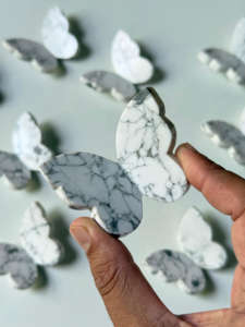 Pierre précieuse en howlite naturelle, sculpture de papillon 3D, sculptée à la main, cristal, décoration d'intérieur Feng Shui, vente en gros - Product Image 2