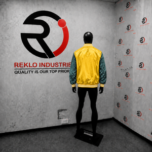 Veste de baseball premium en satin jaune brillant et bleu sarcelle foncé, style varsity, avec manches contrastées jaunes et rayures blanches - Product Image 4