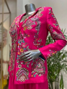 Ensemble Blazer et Palazzo de Luxe pour Femme en Chiffon Brodé de Paillettes Florales |   Costume de soirée de créateur en deux pièces - Product Image 4