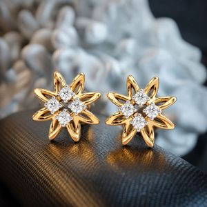 Pendientes de Oro Amarillo con Diamantes Cultivados en Laboratorio en Forma de Estrella Floral - Product Image 2