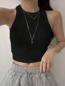 Top Corto Minimalista Negro Acanalado con Espalda Cruzada para Mujer, Camiseta Ajustada Elástica Casual sin Mangas, 100% Algodón con Parches OEM - Product Image 4