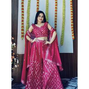 Ropa de Fiesta Indo-Occidental con Lentejuelas y Bordado para Celebraciones Indias y Pakistaníes - Product Image 2