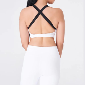 Soutien-gorge de sport blanc sans coutures pour femme, col en V, bretelles croisées, maintien moyen, haut de yoga et d'entraînement, couleur unie avec bordure contrastante - Product Image 4