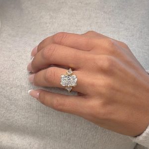Anillo de Tres Piedras de Moissanita Brillante de 5 Quilates con Corte Radiante, Plata 925 Original con Baño de Oro Amarillo, Regalo de Aniversario para Novia - Product Image 1