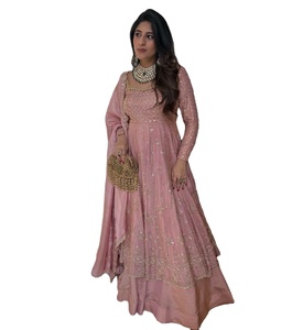 Salwar Kameez traditionnel de style islamique, magnifiquement brodé et orné de sequins, avec un motif ample et élégant, tailles M à XXL, à vendre. - Product Image 1
