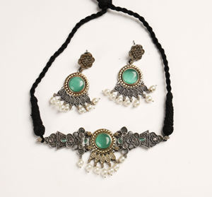 Conjunto de Collar Gargantilla Floral Bicolor en Plata Oxidada y Chapado en Oro con Piedra Verde y Pendientes de Perlas para Mujer - Product Image 1