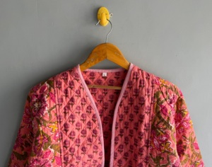 Veste matelassée florale rose pour femme, manches longues, brodée, en polyester tissé, pour l'automne, cadeau pour elle - Product Image 2
