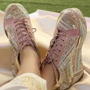 รองเท้าหนังสีชมพูปักเลื่อมสีทอง พื้นยางแบบเตี้ย รองเท้าผู้หญิงสำหรับเดินเล่นกลางแจ้ง แฟชั่นรองเท้าส้นตึกประดับลูกปัด - Product Image 1