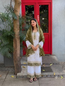 Ensemble Anarkali blanc brodé de créateur indien pakistanais avec dupatta, tenue ethnique traditionnelle indienne pour femmes et jeunes filles, idéal pour les fêtes et mariages. - Product Image 5