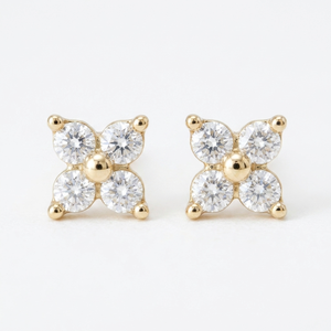 Pendientes de Oro de 10K con Diseño de Trébol y Mariposa con Diamantes Engastados en Garra, Pendientes Modernos Chapados en Oro para Aniversario de Mujer - Product Image 1
