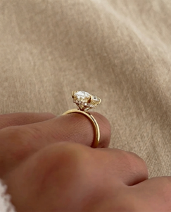 Anillo de Compromiso y Boda de Lujo en Oro Amarillo Sólido de 14K con Moissanita Ovalada de 2.20 CTW para Mujer, Regalo de Joyería Fina - Product Image 2