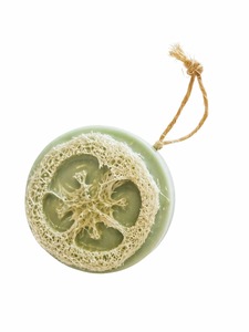 Savon exfoliant bio au loofah, fait main, aux extraits végétaux pour une exfoliation douce du corps. Fabrication OEM disponible. - Product Image 1