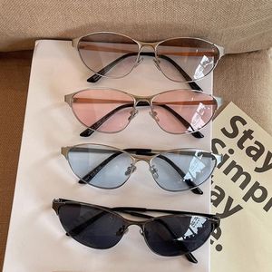 แว่นกันแดดทรงแคทอายสไตล์เรโทรพังก์สุดหรู ปี 2026 น้ำหนักเบา กรอบสีทอง ป้องกันรังสียูวี เลนส์ทนทาน เหมาะสำหรับการเดินทาง แว่นกันแดดแฟชั่นสำหรับผู้หญิง - Product Image 2