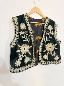 <b>Velvet</b> Suzani Embroidery Lightweight Cotton Streetwear Floral Vest <b>Coat</b> <b>Women</b> Ethnic Vest Designer Sleeveless Jacket Wholesale - Product Image 3