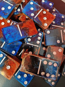 Jeu de dominos en résine de luxe rouge, bleu et blanc - Product Image 6