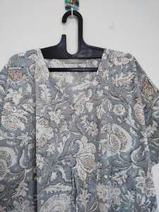 Robe kaftan florale grise faite à la main en Inde, légère, style bohème, pour la plage - Product Image 4