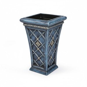Vase en résine noir et or classique avec base carrée au design antique pour la décoration intérieure de fleurs ou de plantes vertes - Product Image 5