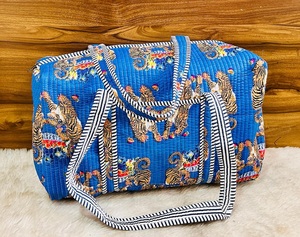 Grand sac de voyage matelassé bohème en coton imprimé, fait main, coloré, avec deux anses, style mode, idéal pour les voyages - Product Image 5