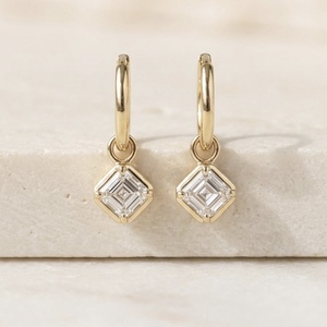 ต่างหูเพชรทรง Asscher ขนาด 2.00 กะรัต รับรองโดย IGI สี F ความสะอาด VVS2 เพชรเพาะเลี้ยงในห้องปฏิบัติการ ตัวเรือนทองคำขาว 18K สำหรับผู้หญิง - Product Image 1